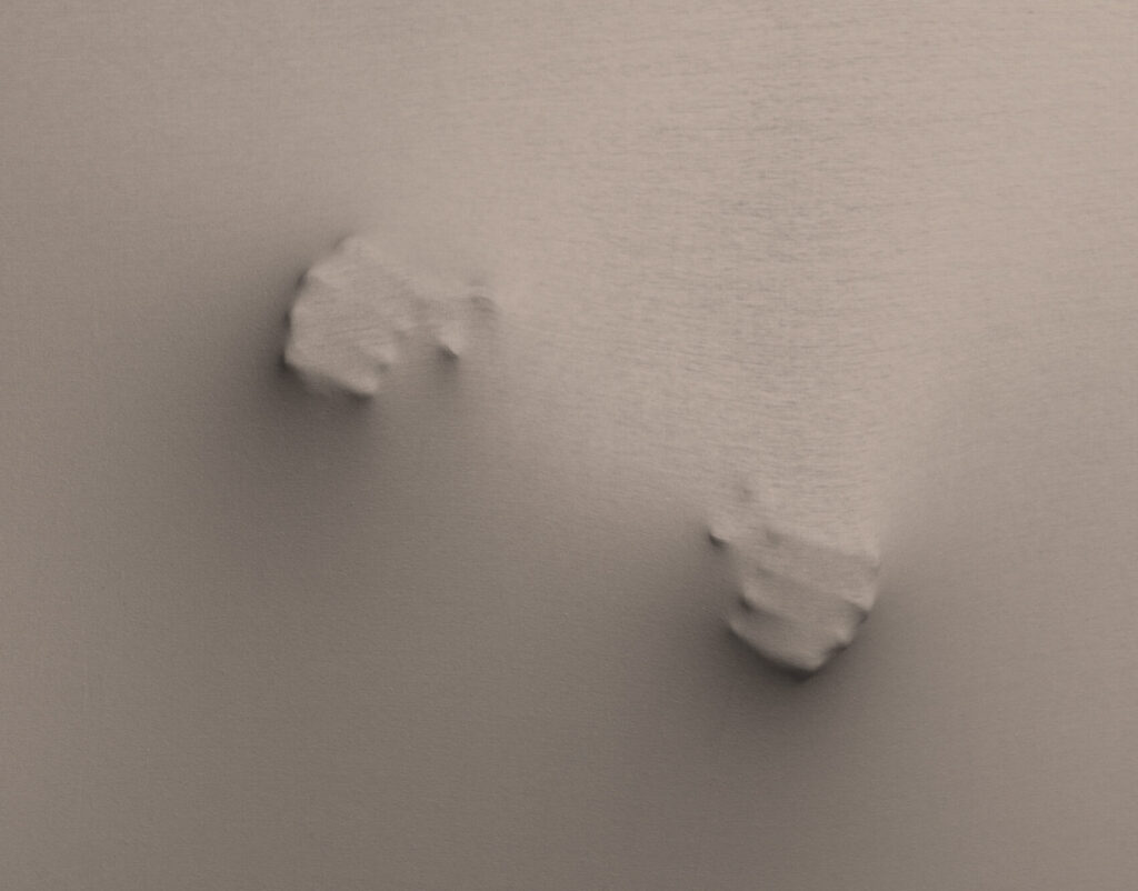 gebalde vuisten onder een bedovertrek