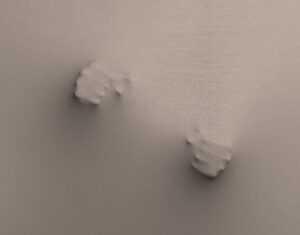 gebalde vuisten onder een bedovertrek